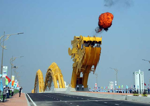 Vietnam-Unveils-a-FireBreathing-Dragon-Bridge-1