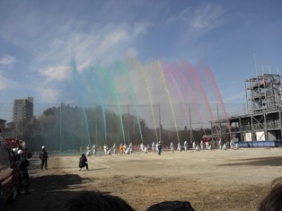 出初め式虹色放水