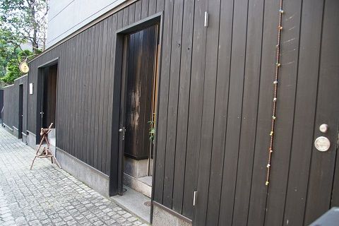 049