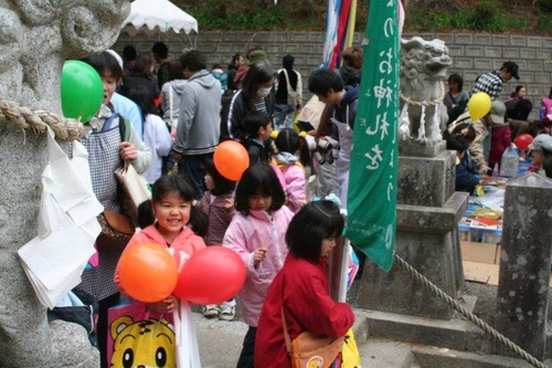 お菓子や絵本をもらい笑顔がはじける子供たち