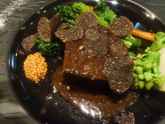 牛ほほ肉の赤ワイン煮込み,トリュフ添え 4_edit