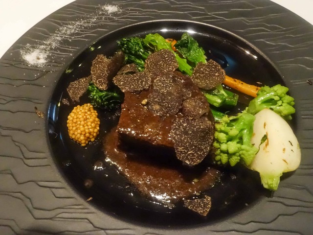 牛ほほ肉の赤ワイン煮込み,トリュフ添え 1_edit