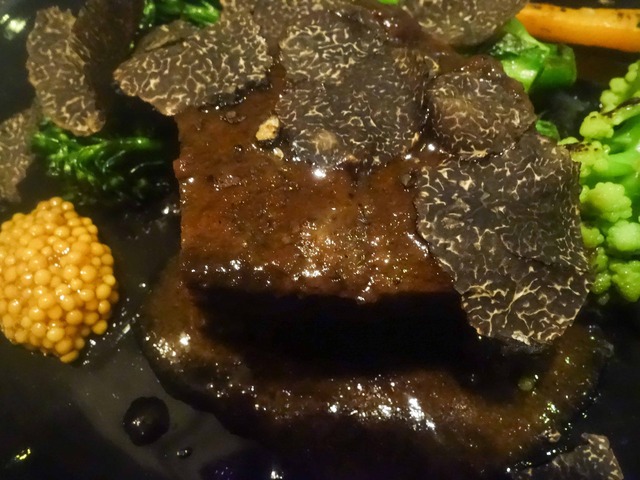 牛ほほ肉の赤ワイン煮込み,トリュフ添え 7_edit