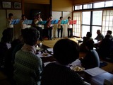 皆で口ずさみながら