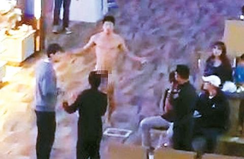 韓国人がタイの空港で全裸で暴れまわり大便投げる　バイアグラの飲み過ぎが原因か