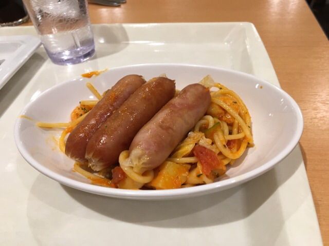 パークレストランのナポリタンにウインナー乗せ