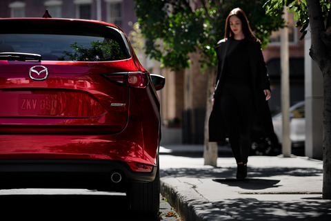 CX-5_18CY_US_C28_DIGITAL_EXT_Rear_SRC_new_red_badge-1024x683
