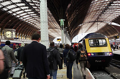 パディントン駅、列車に向かう人々