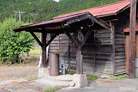 長良川鉄道・深戸駅、古井戸の木造上屋