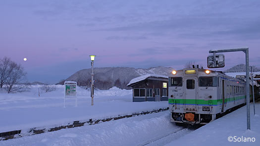 早朝の上川駅、普通列車4621Dで「白滝シリーズ」へ