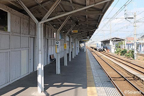 浜寺公園駅3番線、木の壁と古レールの柱。