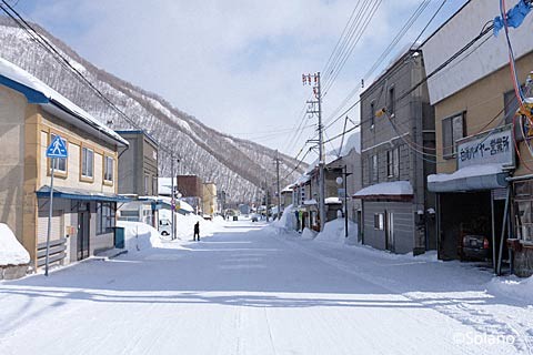こじんまりとした白滝駅前の市街地。