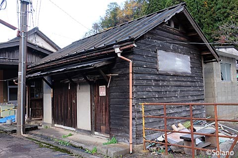 長良川鉄道・郡上八幡駅構内の木造倉庫