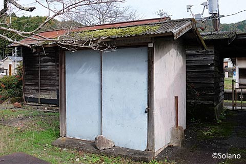 長良川鉄道・大矢駅の小さな木造倉庫