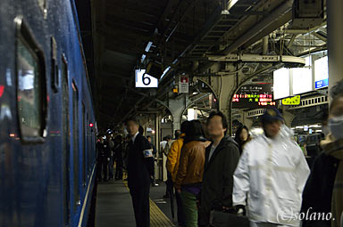 富士・はやぶさ、京都駅停車中の様子
