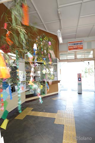 JR九州・筑肥線、浜崎駅の入口に飾られた七夕飾り。