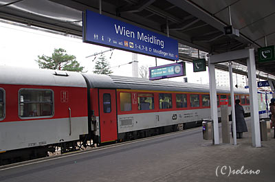 ウィーン・マイドリング駅に到着したEC77