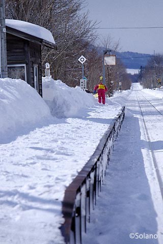 旧白滝駅、地元の人の雪かきも終わりそう