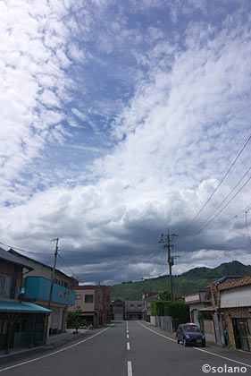 うきは駅前通りと青空
