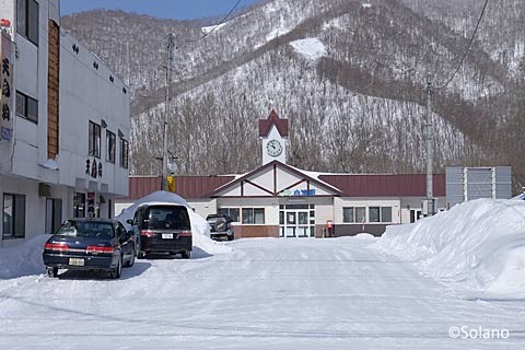 石北本線・白滝駅。立派な駅舎はあるが無人駅。