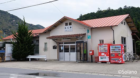山陰本線・玉江駅の木造モルタル駅舎
