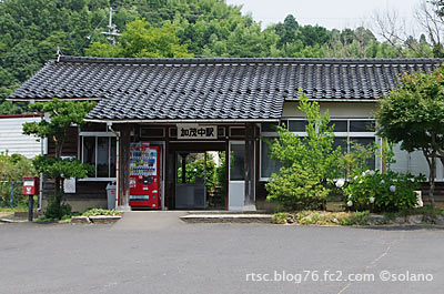 木次線、加茂中駅の木造駅舎。