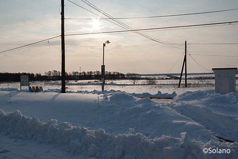 雪に包まれたJR北海道・根室本線(花咲線)の厚床駅
