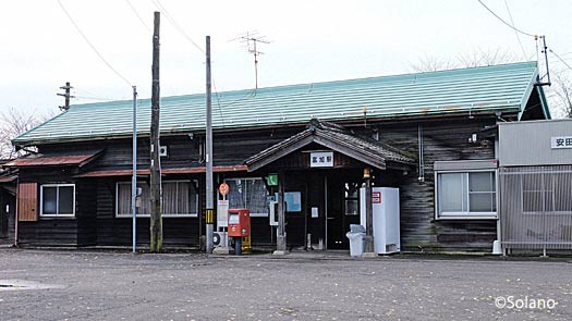 長良川鉄道・富加駅の木造駅舎
