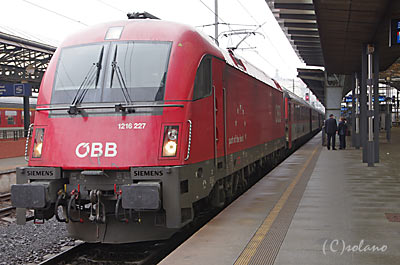 プラハ発ウィーン行特急を牽引するオーストリア連邦鉄道の電気機関車