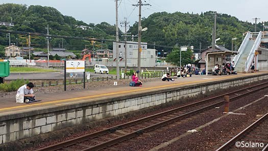 古井駅下りホーム、列車を待つ乗客達