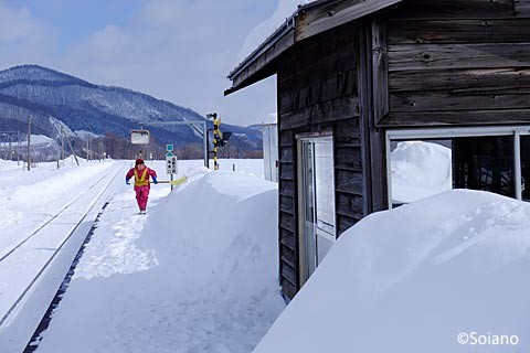 旧白滝駅、雪かきをする地元の人