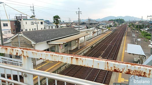 古井駅、跨線橋から駅舎やプラットホームを見渡す