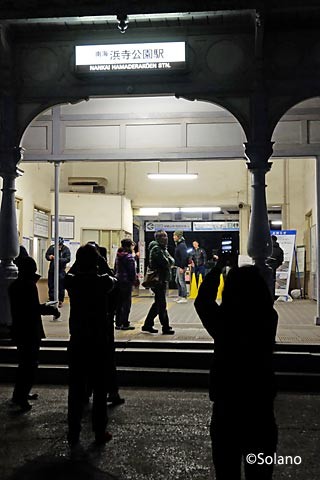 引退が迫る浜寺公園駅駅舎を撮影す人々