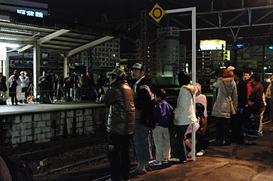 夜の名古屋駅、富士・はやぶさ入線を待つ人々
