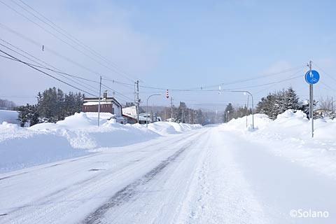 遠ざかりゆく上白滝駅を惜しみ、集落へ振り返り…