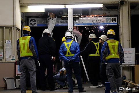 浜寺公園駅、終電後の仮駅舎への移転作業