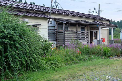 越後岩沢駅、木造駅舎と荒れた花壇