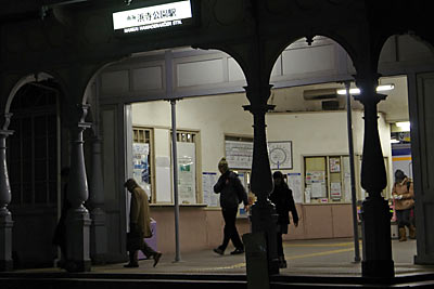 浜寺公園駅で下車した人々