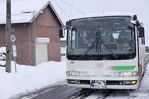 ジェイアール北海道バス・深名線、下幌加内停留所に停車するバス