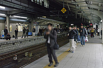 名古屋駅で寝台特急はやぶさ・富士の到着を待つ人々。