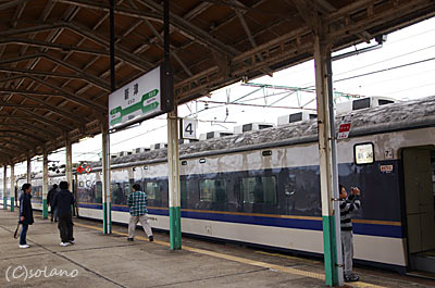 下り急行きたぐに、新津駅。