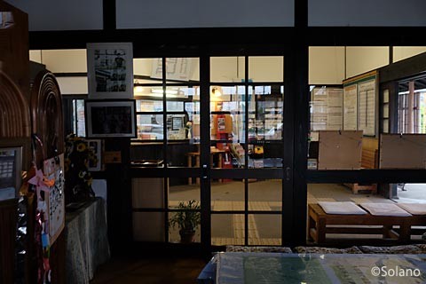 三間坂駅、駅舎内の交流スペース