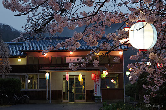 川平駅、夜の帳が降りる頃、提灯が灯った…