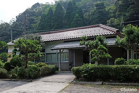 山陰本線・居組駅の木造駅舎。庭園も印象的。