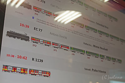 プラハ本駅、列車編成案内の電子掲示板