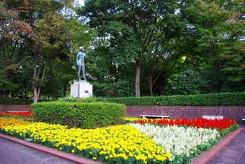 銅像「めばえ」&花壇