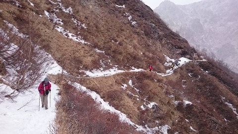 雪道を歩く