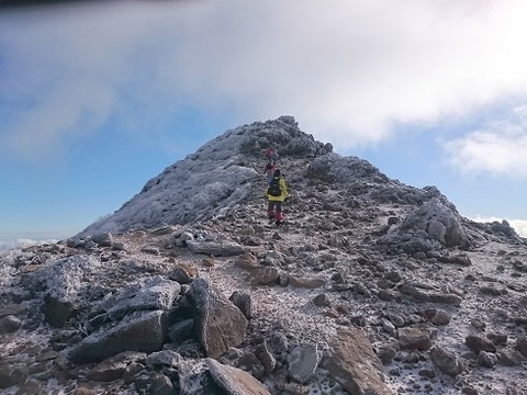 朝日山頂に向けて