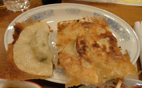 はね餃子の裏側