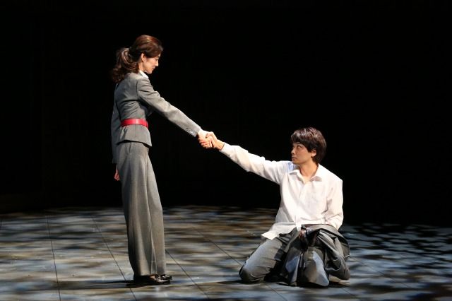 1.(右から)井上芳雄、ともさかりえ